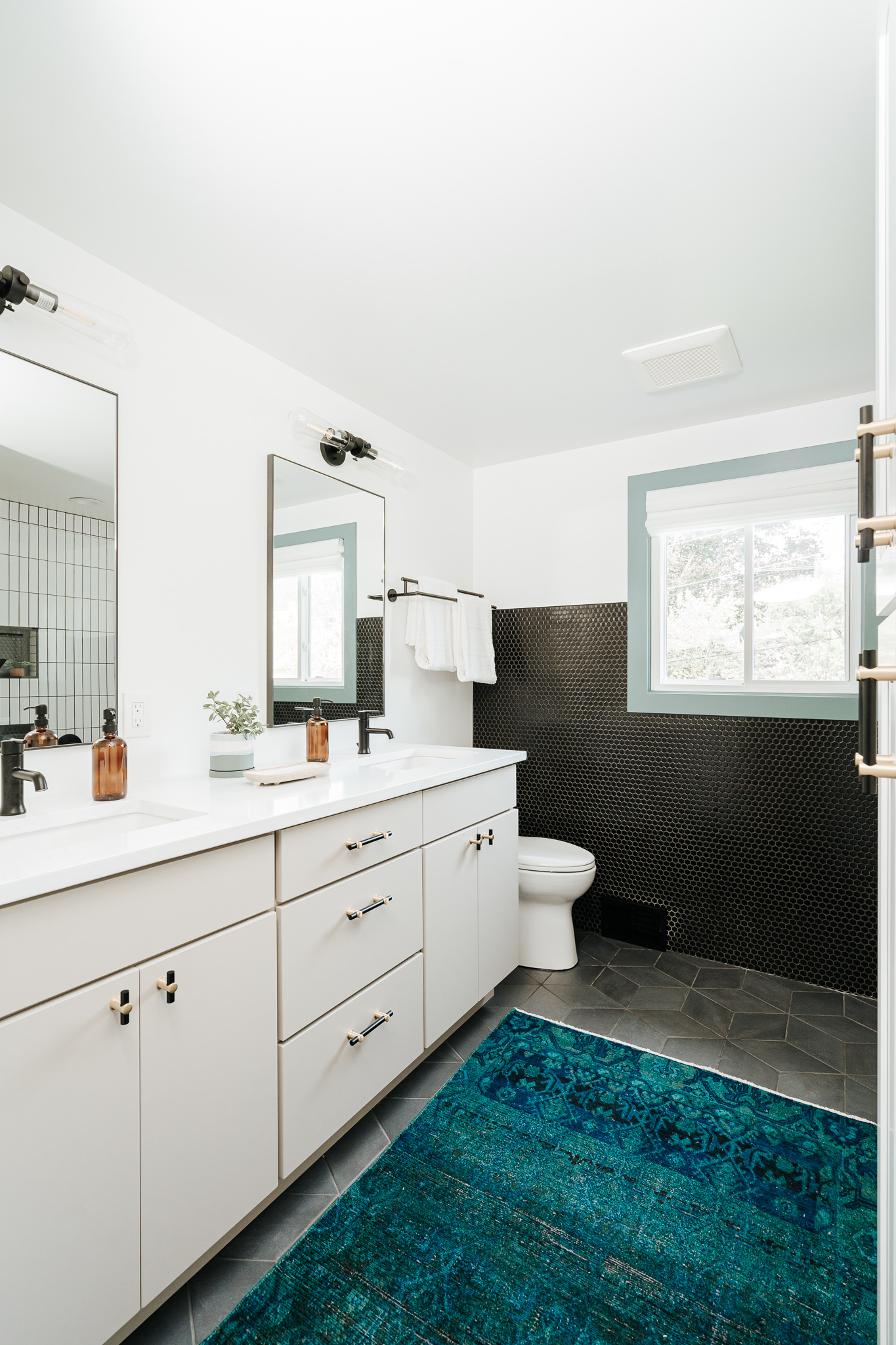 MODERN BLACK AND WHITE KIDS BATHROOM // GLENGROVE + HAMILTON image 33