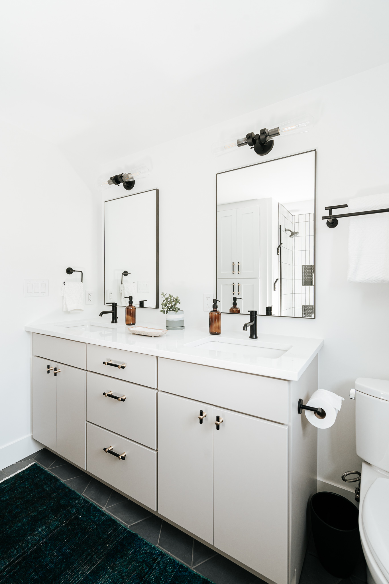 MODERN BLACK AND WHITE KIDS BATHROOM // GLENGROVE + HAMILTON image 32