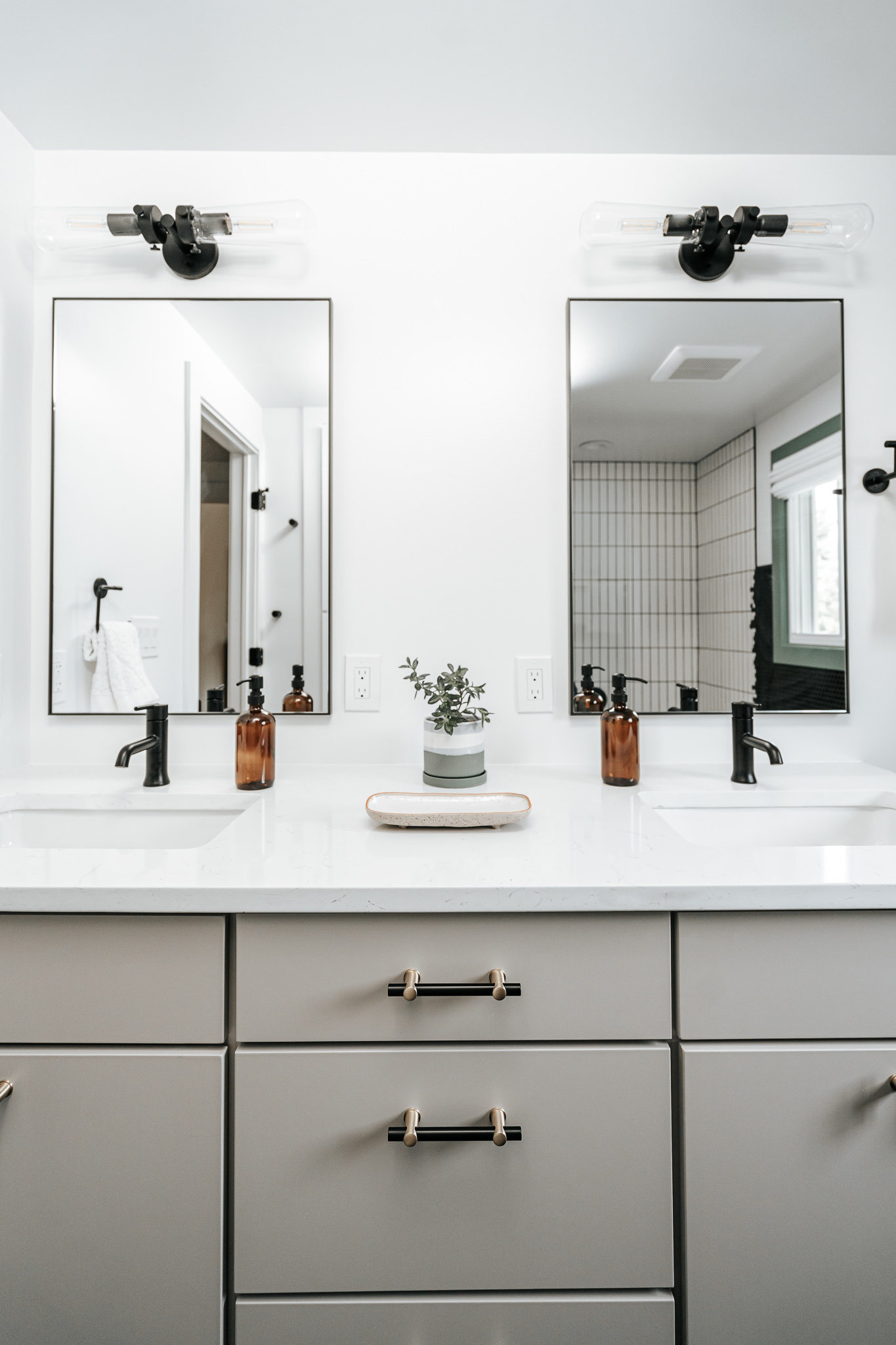 MODERN BLACK AND WHITE KIDS BATHROOM // GLENGROVE + HAMILTON image 35