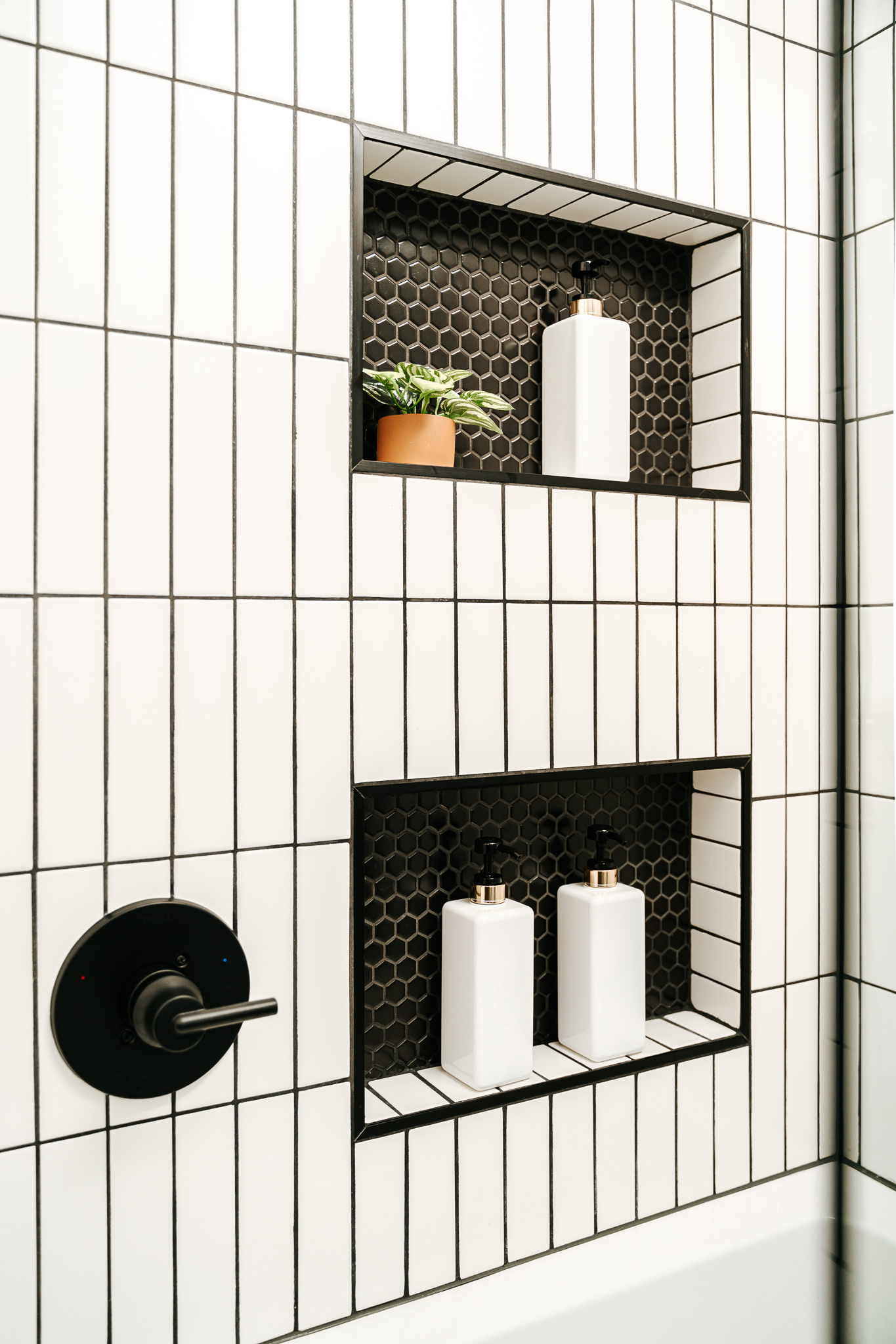 MODERN BLACK AND WHITE KIDS BATHROOM // GLENGROVE + HAMILTON image 30