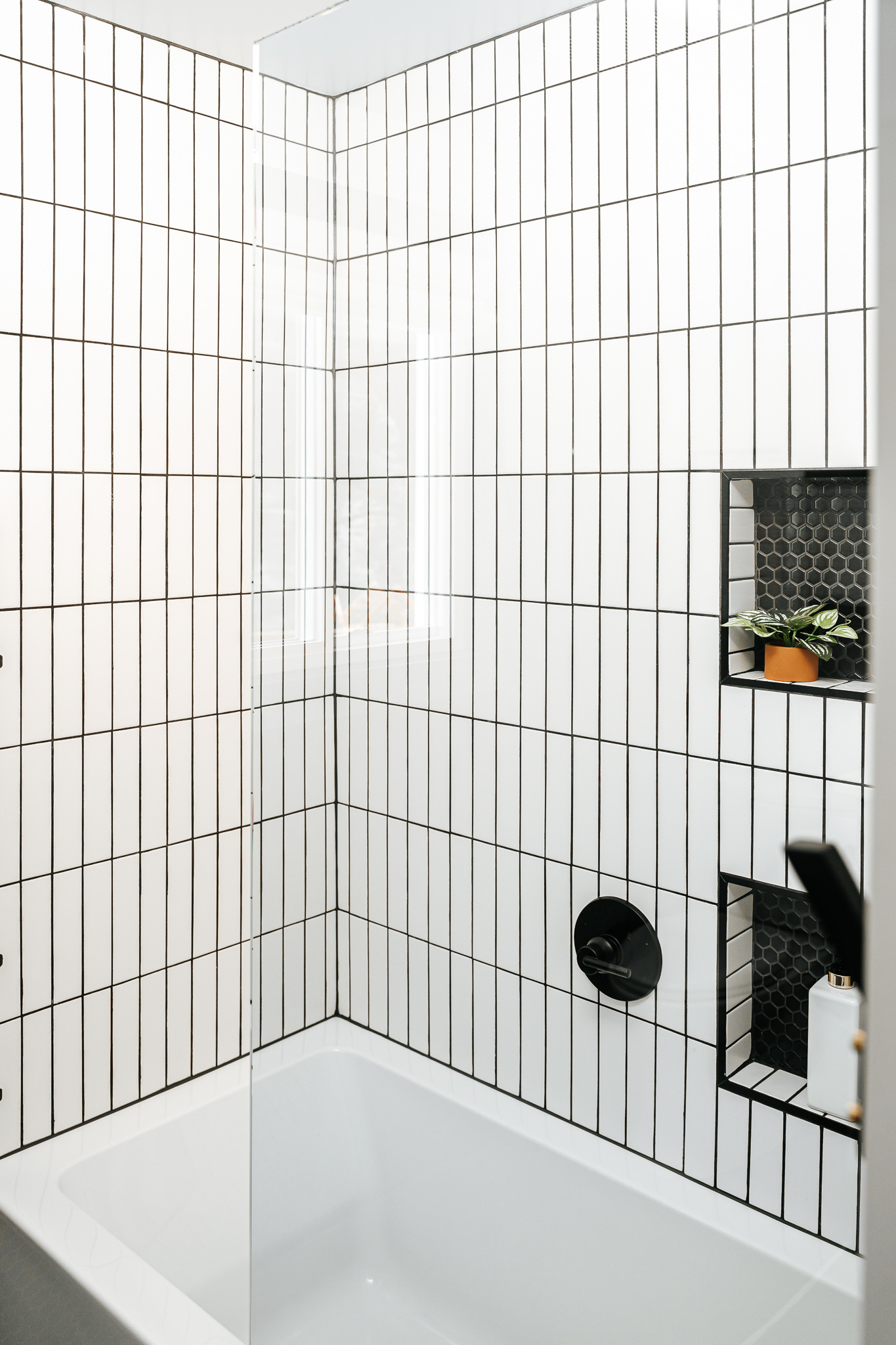 MODERN BLACK AND WHITE KIDS BATHROOM // GLENGROVE + HAMILTON image 36