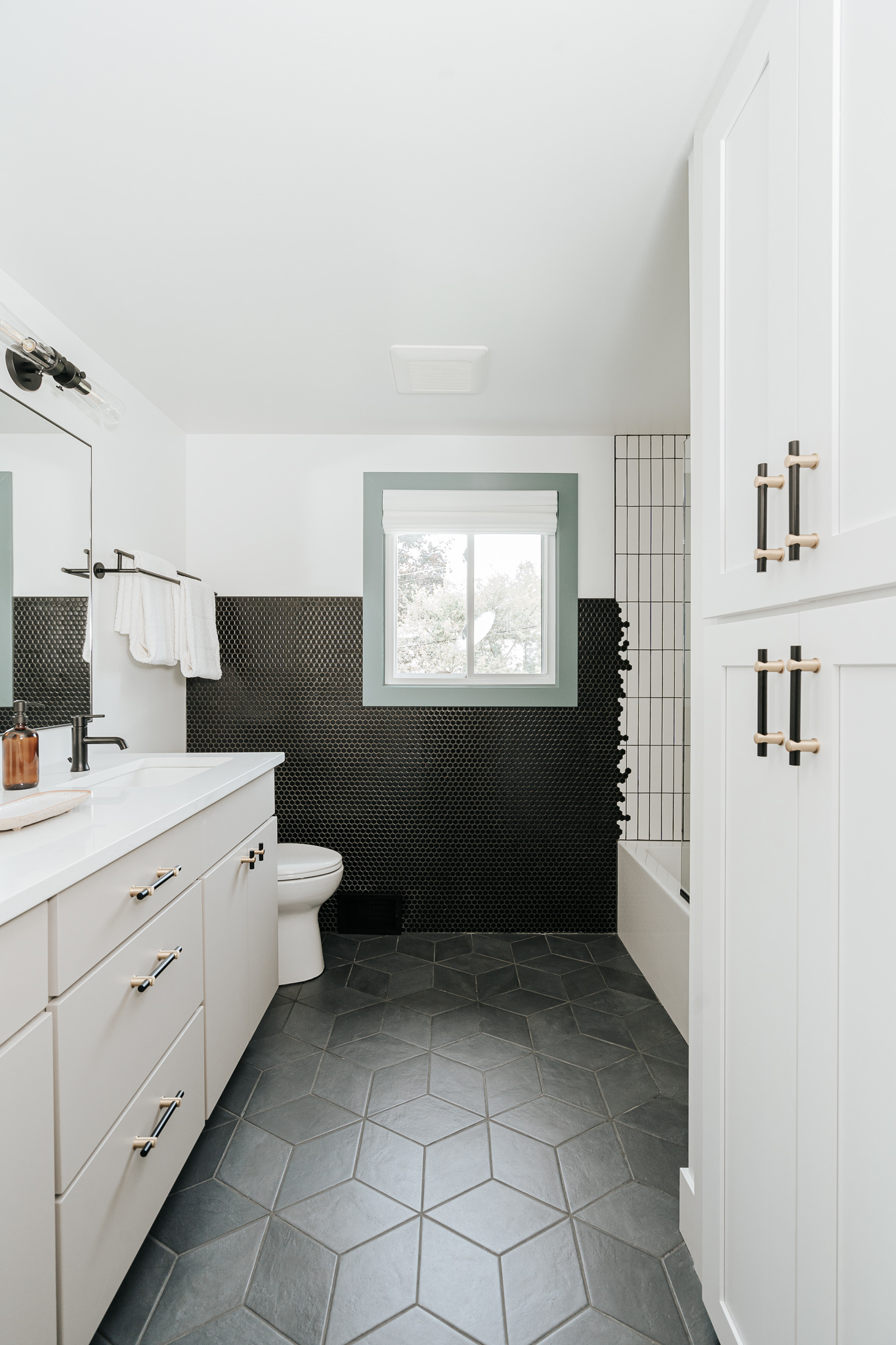 MODERN BLACK AND WHITE KIDS BATHROOM // GLENGROVE + HAMILTON image 26