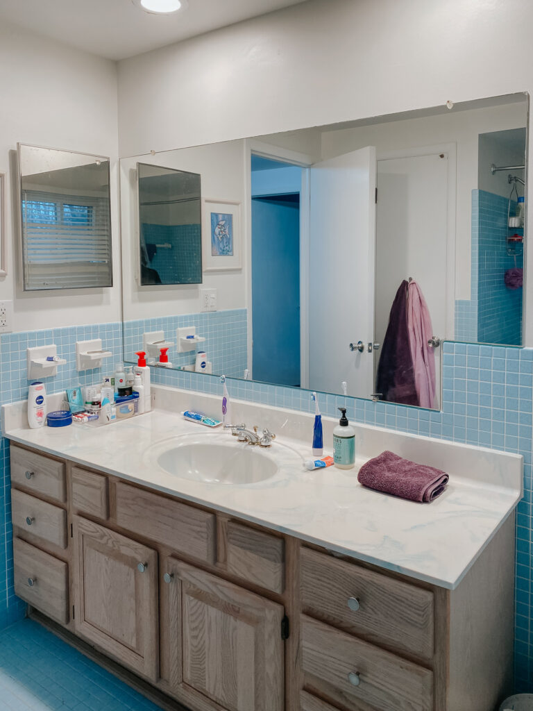 MODERN BLACK AND WHITE KIDS BATHROOM // GLENGROVE + HAMILTON image 25