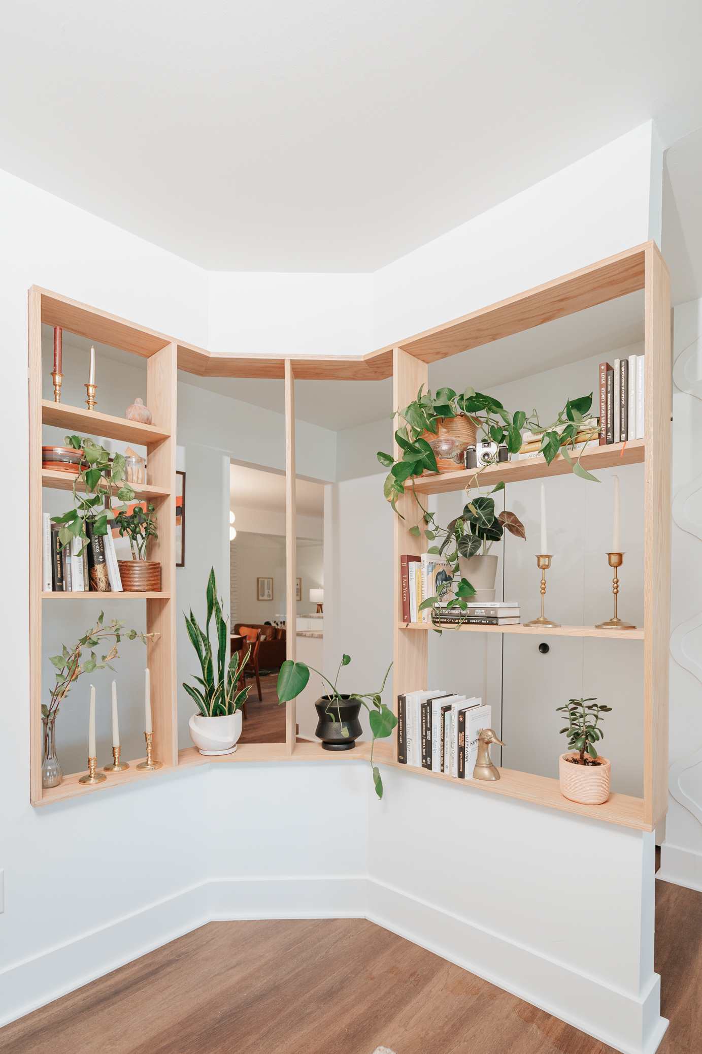 TOP 10 RULES FOR STYLING SHELVES image 1